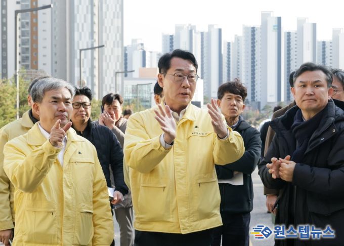 정명근 화성특례시장이 현장에서 정구언 제1부시장에게 동탄숲 생태터널 안전 확보 관련 지시사항을 하달하고 있다