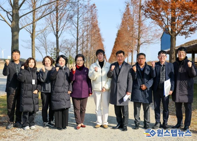 안산시의회 문화복지위원회가 지난 2일 대부바다향기테마파크를 방문해 현장활동을 벌이고 있는 모습.