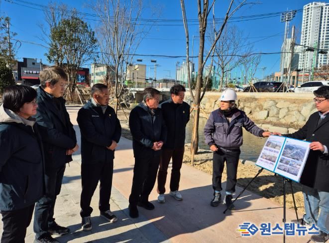 포항시의회 건설도시위원회, 현장방문 실시(사진현장_학산천 생태하천 복원 사업지)
