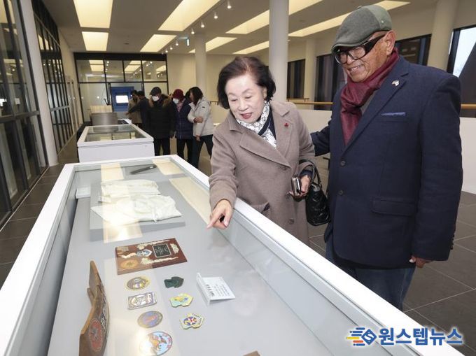 3일 열린 매향리평화기념관 제1회 기증자의 날 행사에서 참석자들이 특별 전시를 관람하고 있다