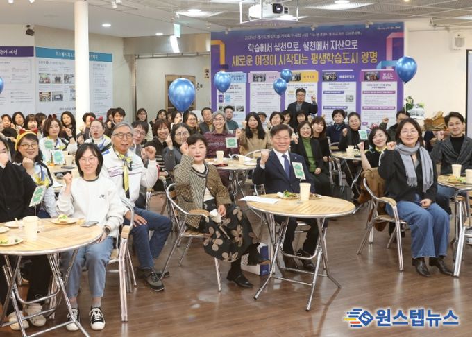 박승원 광명시장이 지난 3일 평생학습원에서 열린 '리(Re):본 광명시대 프로젝트' 성과공유회에 참석해 광명자치대학교 졸업생으로 구성된 5개 실천단과 기념사진을 촬영하고 있다.