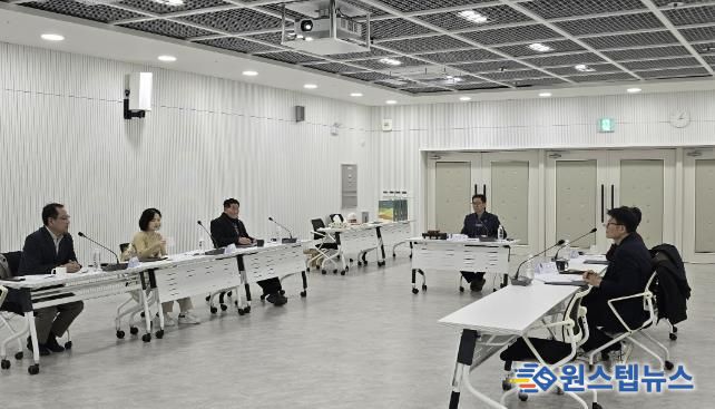 수원시가 ‘2025년 수원시 수목원 운영자문위원회 회의’를 열고 있다.