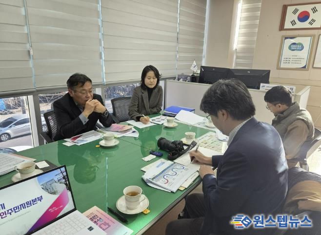 이억배 외국인주민지원본부장(왼쪽 첫번째)이 4일 안산시외국인주민지원본부를 방문한 아사히신문 기자들에게 외국인정책에 대해 설명하고 있다.