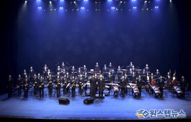 안산시립국악단이 4일 안산문화예술의전당 해돋이극장에서 제69회 정기연주회 '월드 오케스트라 Ⅶ'를 진행하고 있다.