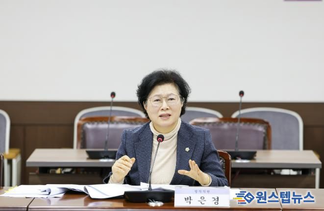 박은경 의원이 지난 11월 25일 제300회 제2차 정례회 기획행정위원회에서 자신이 대표 발의한 ‘안산시 직업교육혁신지구 사업 활성화 조례안’에 대해 발언하고 있다.