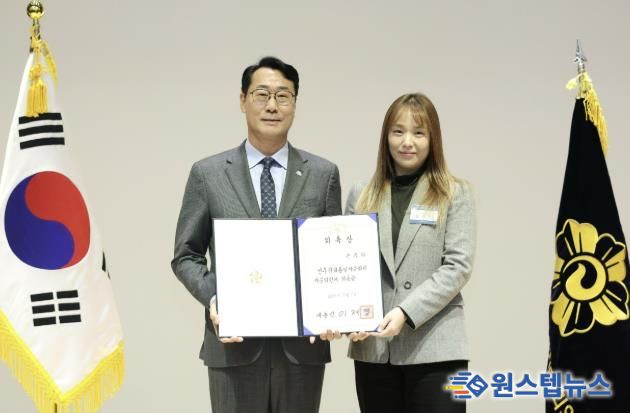 정명근 화성특례시장이 자문위원 위촉장을 들고 기념촬영을 하고 있다