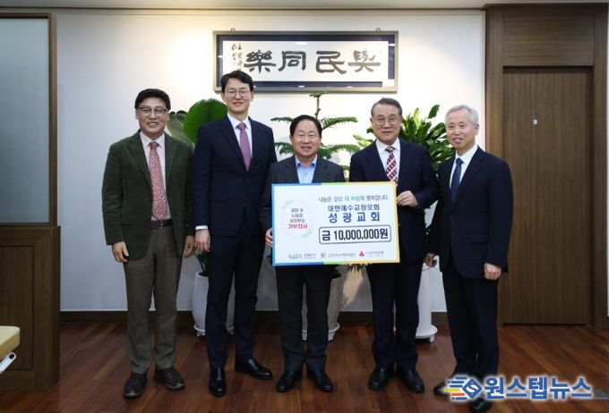 (왼쪽부터) 이성향 당서기, 고석창 후임목사, 주광덕 시장, 김희수 담임목사, 인민환 선임장로