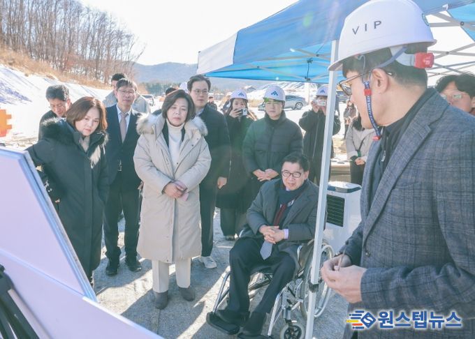 5일 과천주암지구 보도교 설치 요구 현장에서 신계용 과천시장 등 관계자가 설명을 듣고 있다