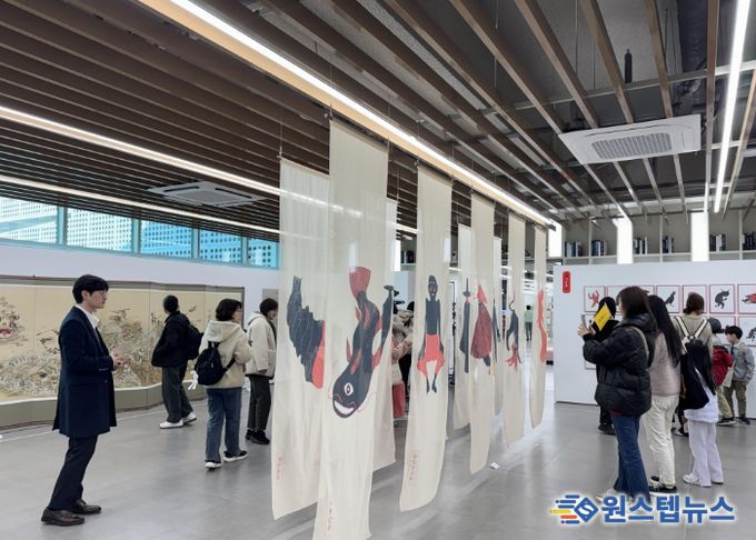 아트투어버스 참여자들이 전시를 관람하고 있다.