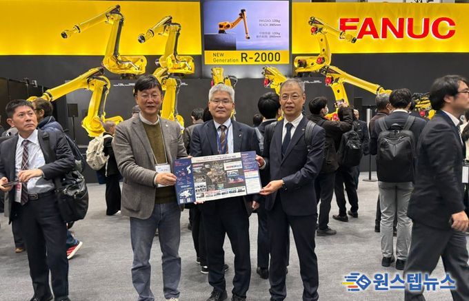 이민근 안산시장(왼쪽 첫번째)이 5일 ‘2025 도쿄 국제로봇 전시회(iREX 2025)’에 참석, 현지 로봇 기업 '화낙' 관계자들을 만나 ASV지구 홍보와 투자유치 활동을 펼치고 있다.