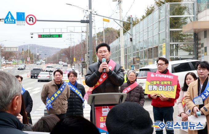 이상일 용인특례시장은 6일 오전 수지구 성복동 일대에서 수지연대 주관으로 열린 ‘경기남부광역철도 조기 착공 촉구 걷기대회’에 참석했다.