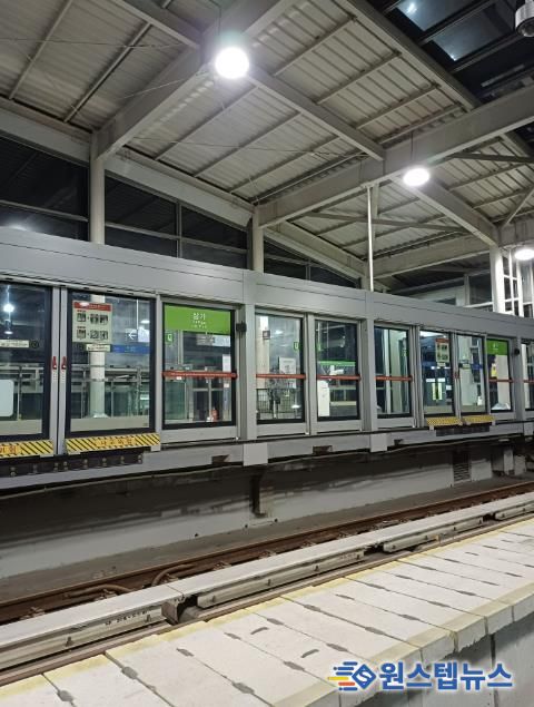 용인특례시는 용인경전철 이용객의 안전을 위해 승강장 안전문 가동문 이탈방지 가이드 슈 보강공사를 마쳤다.
