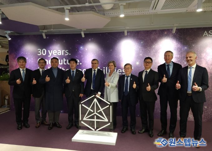 조승문 화성특례시 제2부시장이 히쳄 엠사드 ASM CEO, 이영석 ASM 코리아 대표 등 주요 내빈들과 기념촬영을 하고 있다