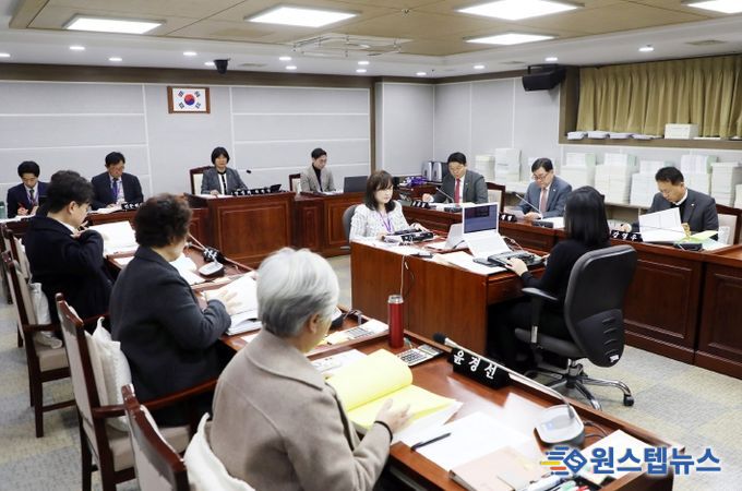 수원특례시의회 기획경제위원회, 조례안 등 안건심사