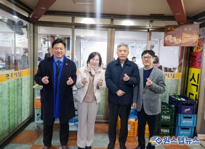 군포시의회 의원들은 9일 ‘군포시 착한가격업소’ 이용 활성화를 위해 산본로데오거리 내 현주식당을 찾아 점심을 했다.