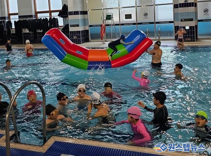 파주시, 스포츠센터 가족 물놀이장 첫 운영 성황… 오는 21일 금촌다목적실내체육관에서 두 번째 운영 예정
