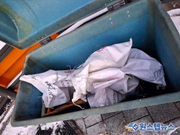 관내 한 제설함의 내부 모습(염화칼슘 포대가 일부 남아있으나 정돈되지 않은 채 방치되어 있고, 이미 개봉되어 굳어버린 듯한 모습도 관찰된다.)