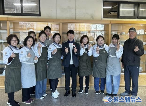 수원과학대학교 남방애동아리가 9일 저소득층을 위한 반찬나눔 봉사활동을 하고 기념 촬영을 하고 있다