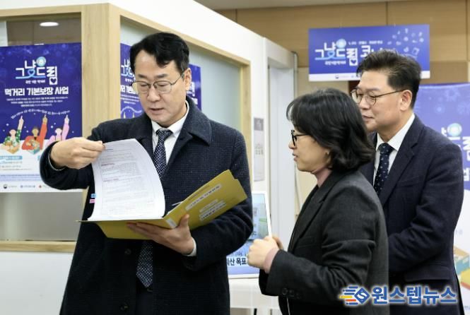 정명근 화성특례시장이 나래울마켓 내 먹거리기본코너 현장을 점검 하고 있다