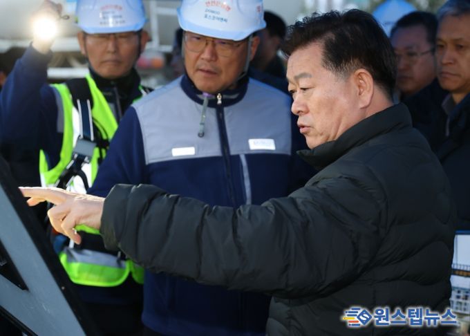 박승원 광명시장이 10일 오후 지난 4월 붕괴사고가 발생한 신안산선 복선전철 공사 현장을 찾아 시공사인 포스코이앤씨 관계자들에게 즉각적이고 책임 있는 복구작업을 해달라고 강력히 촉구하고 있다.