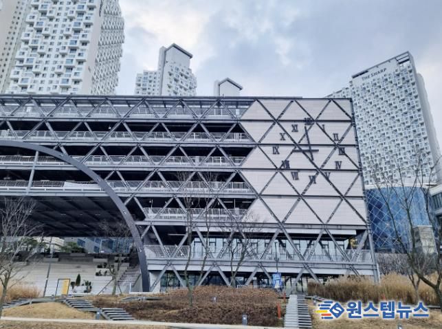 동탄호수공원 주차타워 벽시계(주간)