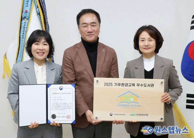 왼쪽부터 평택시 유현미 배다리도서관장, 정장선 시장, 장일현 교육국장