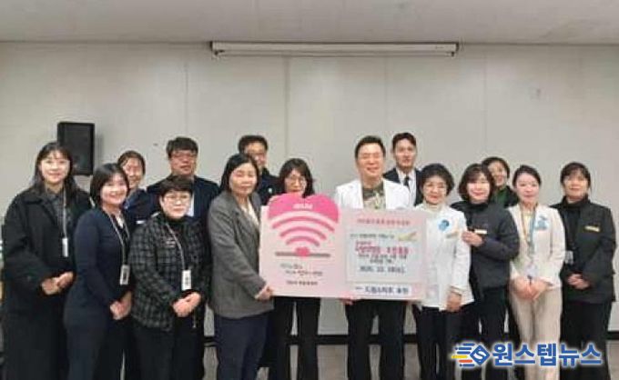 이길재 칠석의료재단 사랑의병원 병원장(오른쪽 다섯번째)이 10일 드림스타트 취약계층 아동을 위한 300만 원 상당의 운동화 교환권을 기탁하고 있다.