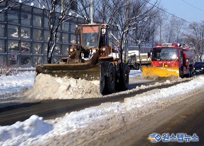 참고사진: 도로 제설 모습