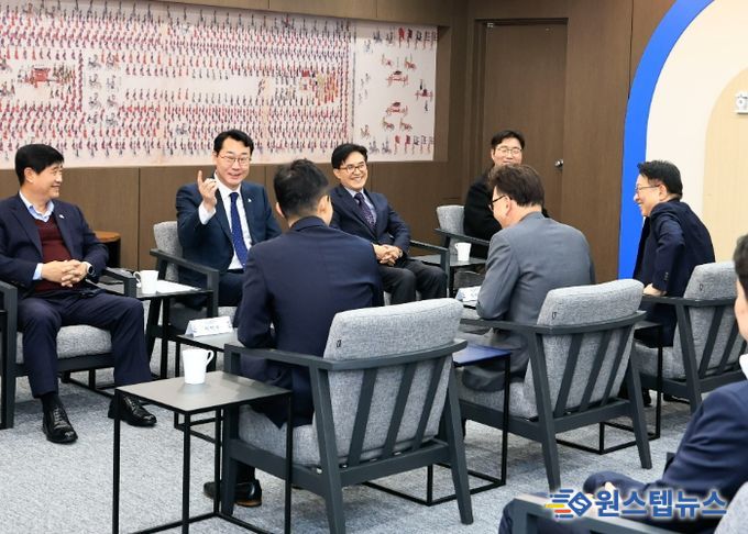 정명근 화성특례시장이 중소벤처기업 산업재산권 보호를 위한 업무 협약식에서 협약 내용에 대하여 참석 내빈들에게 설명 하고 있다