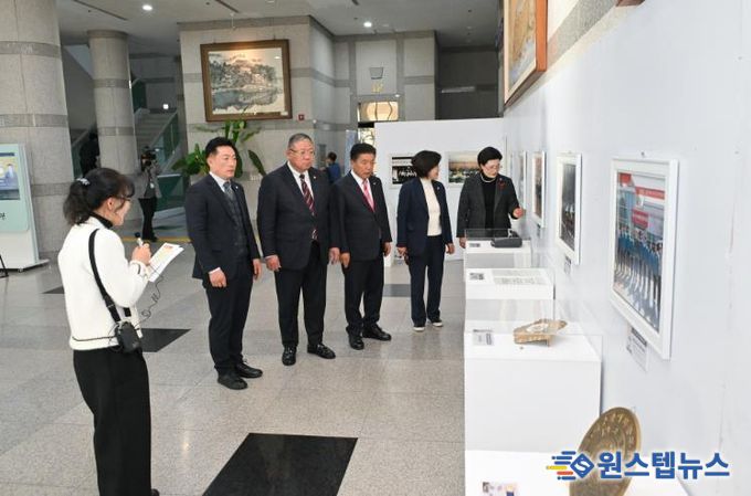 진주시의회, 역사적 순간들 한눈에…의정활동 사진전 열어
