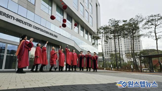 용인특례시와 울산과학기술원이 공동 운영하는 '반도체 최고위과정' 4기 수료식이 12일 열렸다