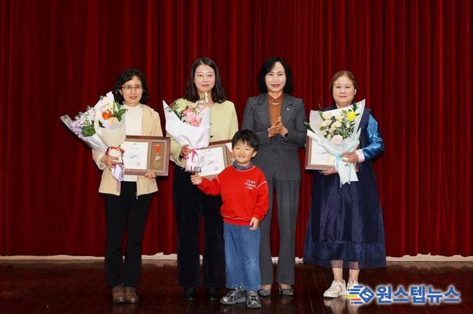 이선희 문화체육관광국장(오른쪽 두번째)이 평생비전센터 교육수료식에서 표창장 수상자들과 함께 기념촬영을 하고 있다.