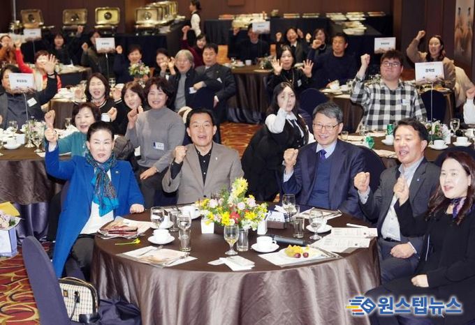 이재준 수원시장(가운데)과 참석자들이 함께하고 있다.