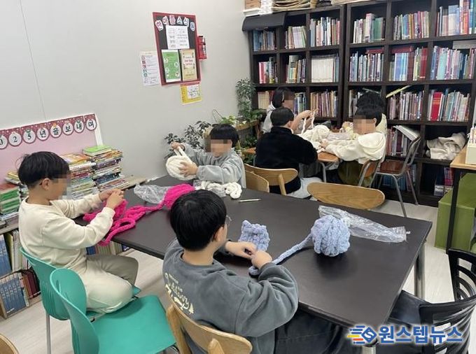 의정부시 송산2동, 아이들의 손끝에서 피어난 온기…어르신께 전할 사랑의 목도리 준비