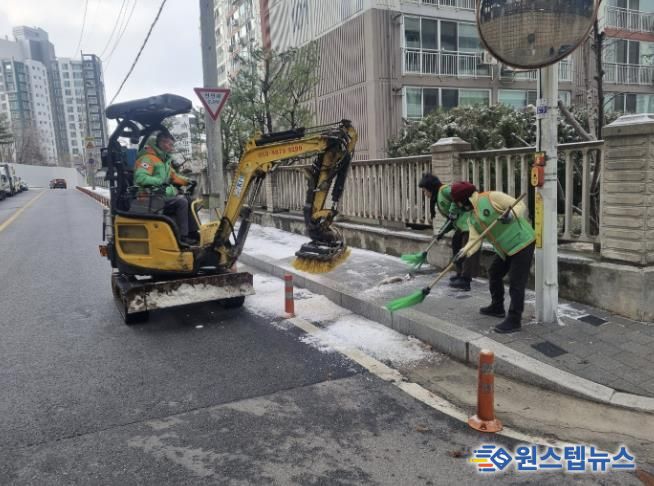 동두천시 불현동 지역자율방재단, 강설 대비 긴급 제설작업 실시