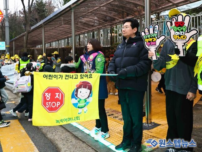 이상일 용인특례시장은 16일 기흥구 중일초에서 등굣길 교통지도 봉사와 함께 통학로 안전을 점검했다
