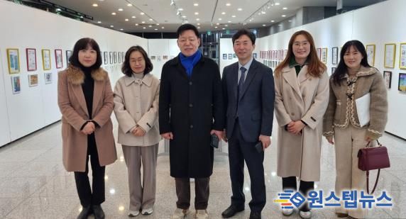 김정희 전라남도의회 순천성동초 예싹전시회 격려 사진