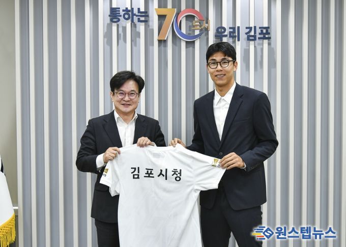 김병수 김포시장이 정현 선수의 김포시 테니스팀 입단을 환영하고 있다.