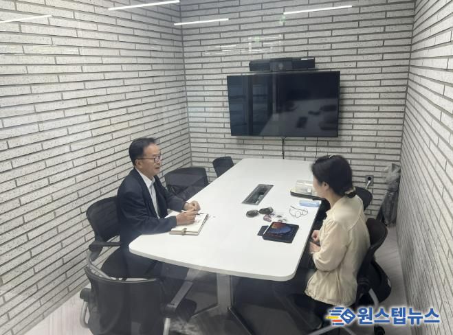 중소기업 애로상담센터 상담직원이 관내 업체를 방문해 상담을 진행하고 있다.