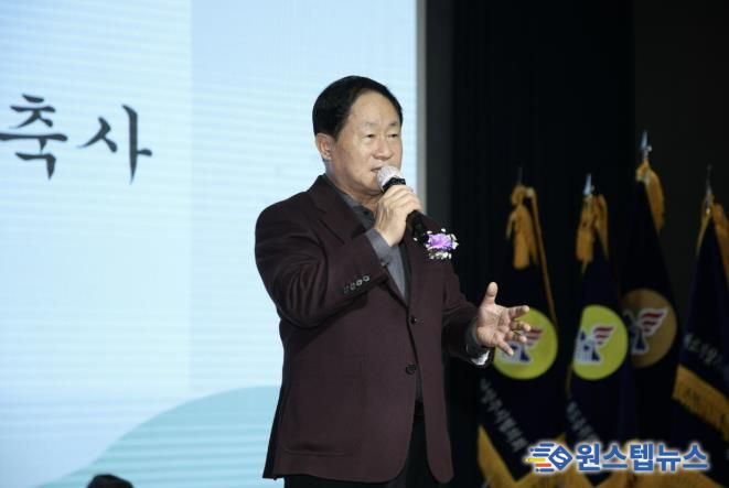 주광덕 시장이 바르게살기운동 남양주시협의회 회원대회에서 축사를 전하고 있다.