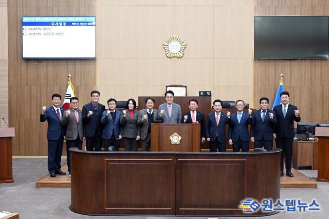 19일 울주군의회 의사당 본회의장에서 열린 제242회 정례회 제4차 본회의를 통해 올 한해 공식 의정활동을 마무리한 울주군의회 최길영 의장을 비롯한 의원들이 이순걸 군수와 기념촬영을 하고 있다.