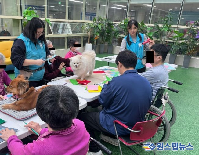 지난 11월 6일 광명시립노인요양센터에서 동물교감 심리치유 프로그램 ' 광명형 테라피독'을 운영하고 있다.
