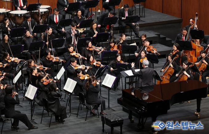 금난새 지휘자가 성남시립교향악단을 지휘하고 있다.