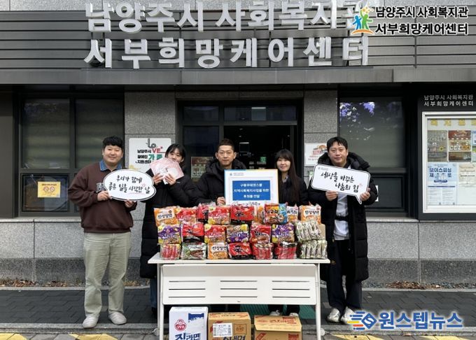 구동우태권스쿨 (왼쪽에서 세번째) 구동우 관장