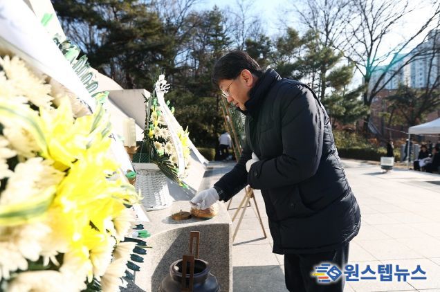 새해 맞이 현충탑 참배_안치권 부시장 분향