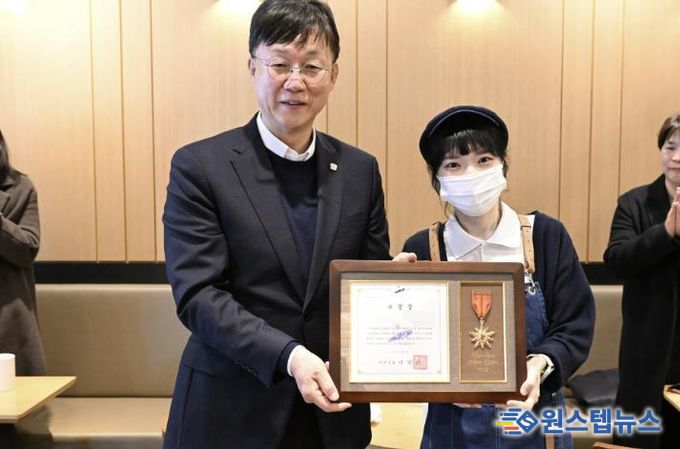 이민근 안산시장(왼쪽)이 지난달 수어로 고객에게 감동 전해 지역 사회에 선한 영향력을 끼친 커피점 점주에게 모범시민 표창을 수여하고 함께 기념촬영을 하고 있다.