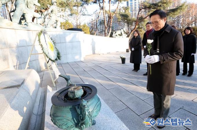 임태희 교육감 현충탑 참배 현장 사진