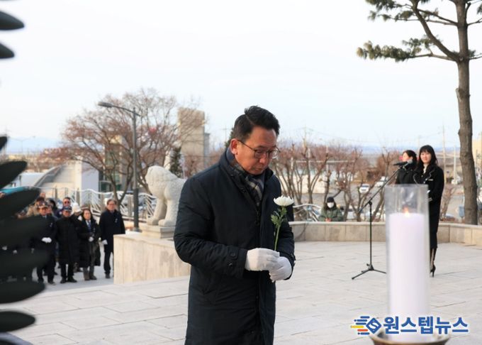 신년 현충탑 헌화하는 평택시의회 강정구 의장