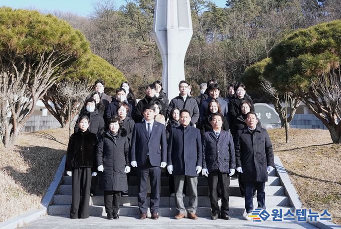 2일 대전보훈공원을 찾은 대전 중구의회 오은규 의장과 의원들이 순국선열의 넋을 기리며 병오년 새해, 구민을 위한 성실한 의정활동을 다짐하고 있다.(2026. 1. 2.)