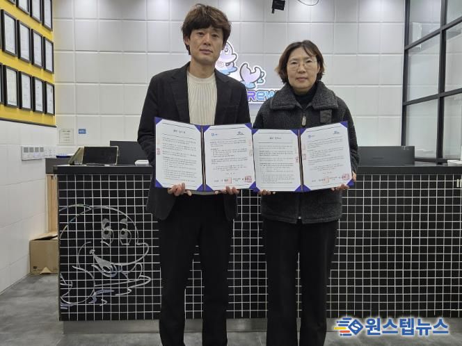 수원시‧마린크루 수원센터 관계자가 협약식 후 기념촬영을 하고 있다.